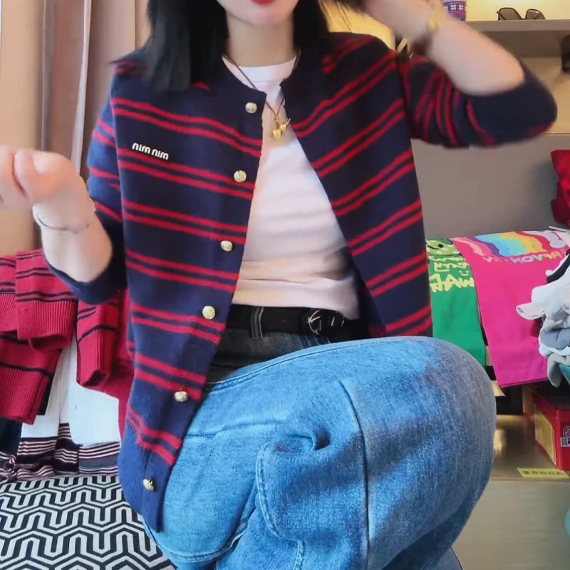 新款2025设计感气质百搭秋冬纽扣设计条纹针织开衫LK2501171
