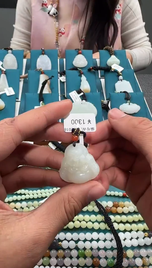 颈饰未镶嵌和田玉吊坠 WL