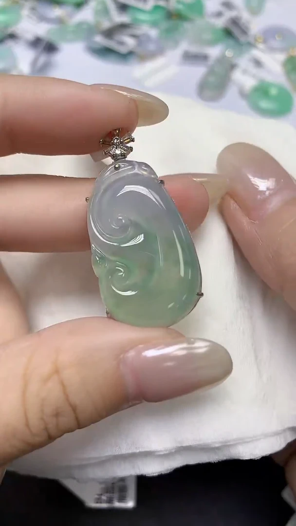 翡翠18K金镶嵌颈饰天然缅甸翡翠A货