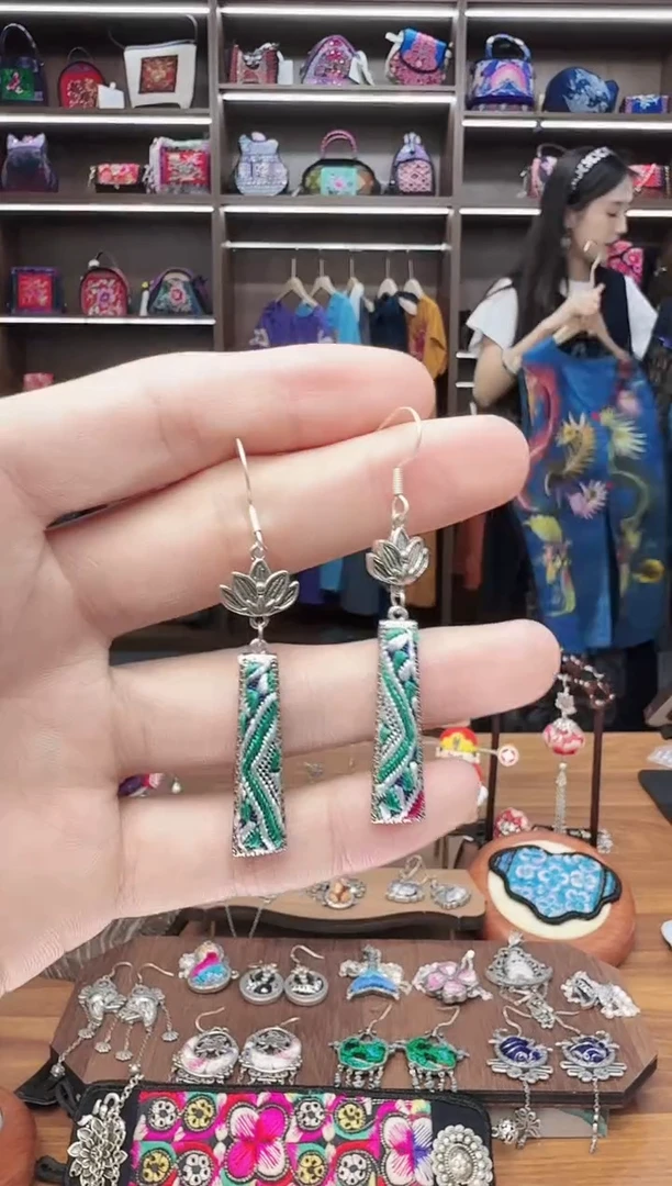 织绣79蒙阿苏苗绣传承店