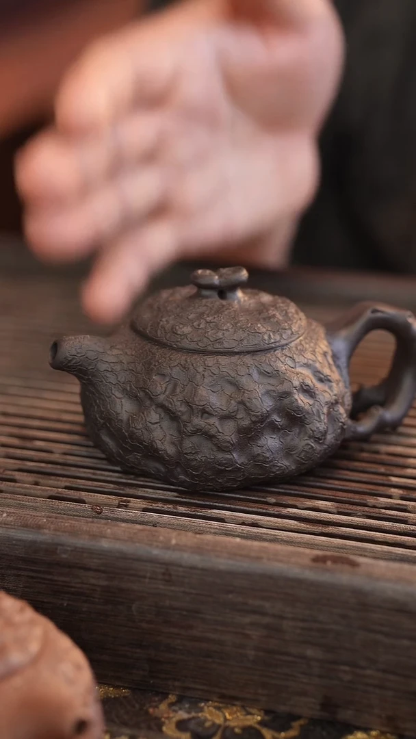 茶壶紫砂供春 黑金砂 170cc
