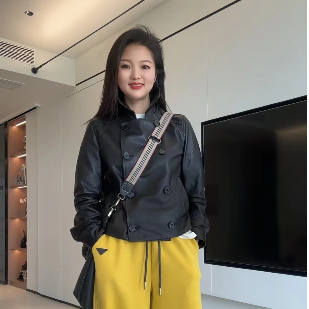 8879华姐2025 B家春款方领双排扣短款风衣外套水晶轻蜡绵羊皮衣女