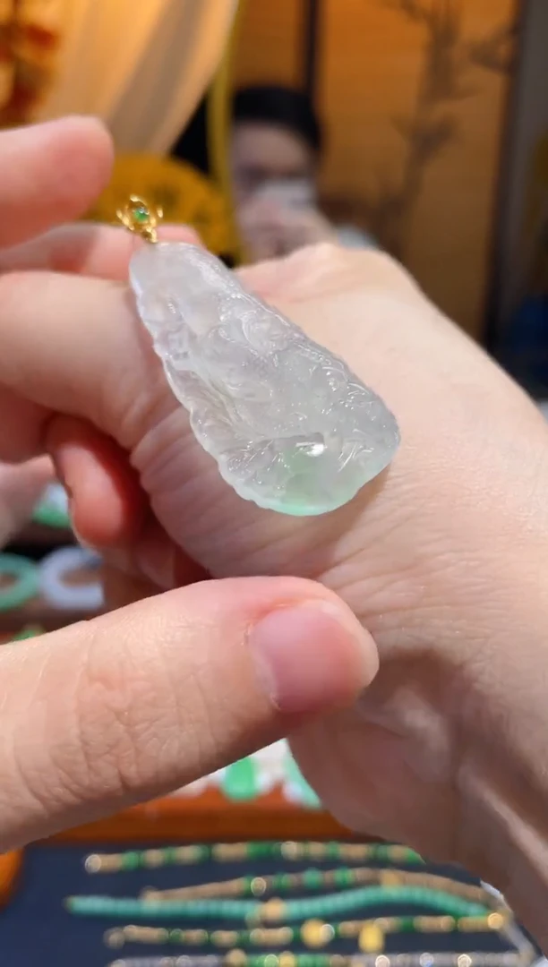 颈饰18K金镶嵌翡翠龙牌
