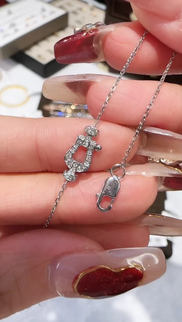 【闪购商品】钻石手链18K金镶嵌小马蹄扣手链