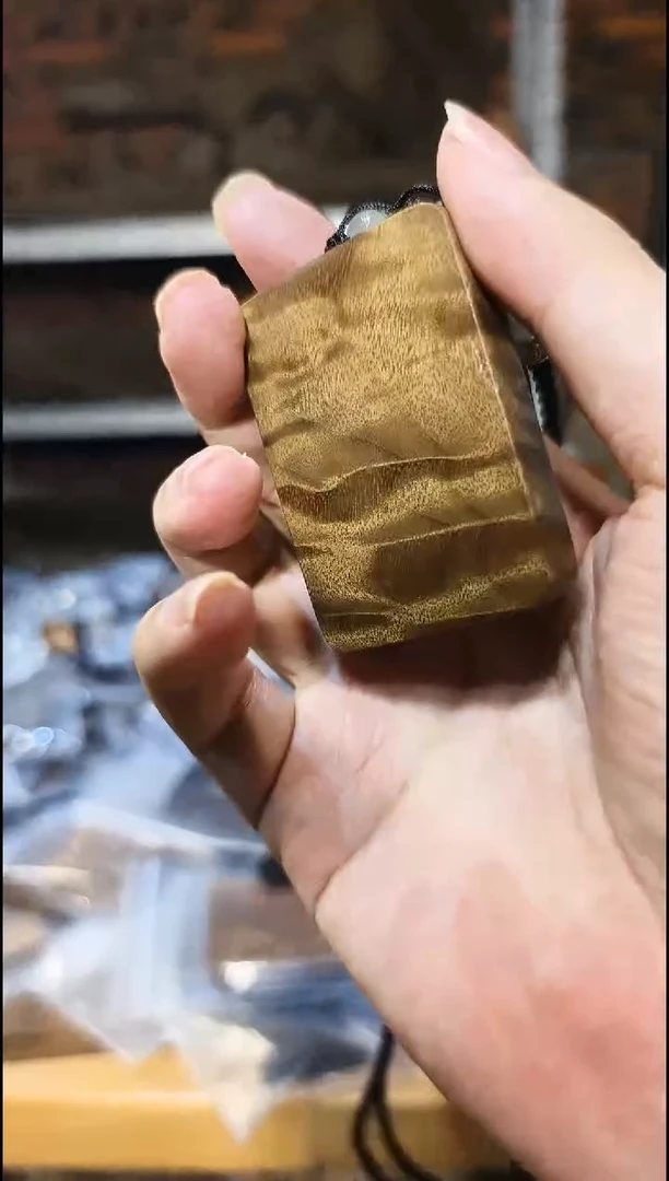 金丝楠无事牌手把件