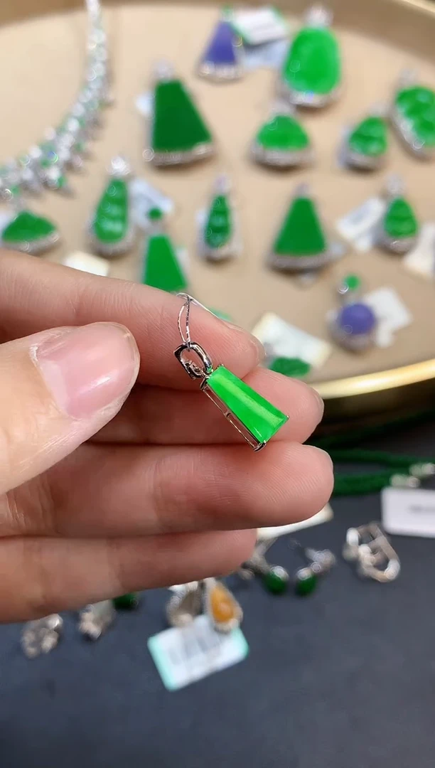 【闪购商品】翡翠吊坠(不含链)18K金镶嵌8787