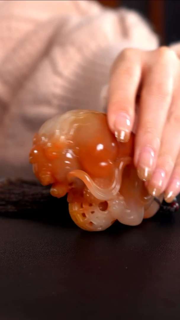 寿山石w****w狮子戏球手把件