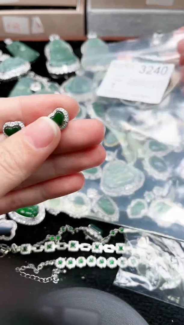 【闪购商品】翡翠颈饰未镶嵌3240赠皮绳