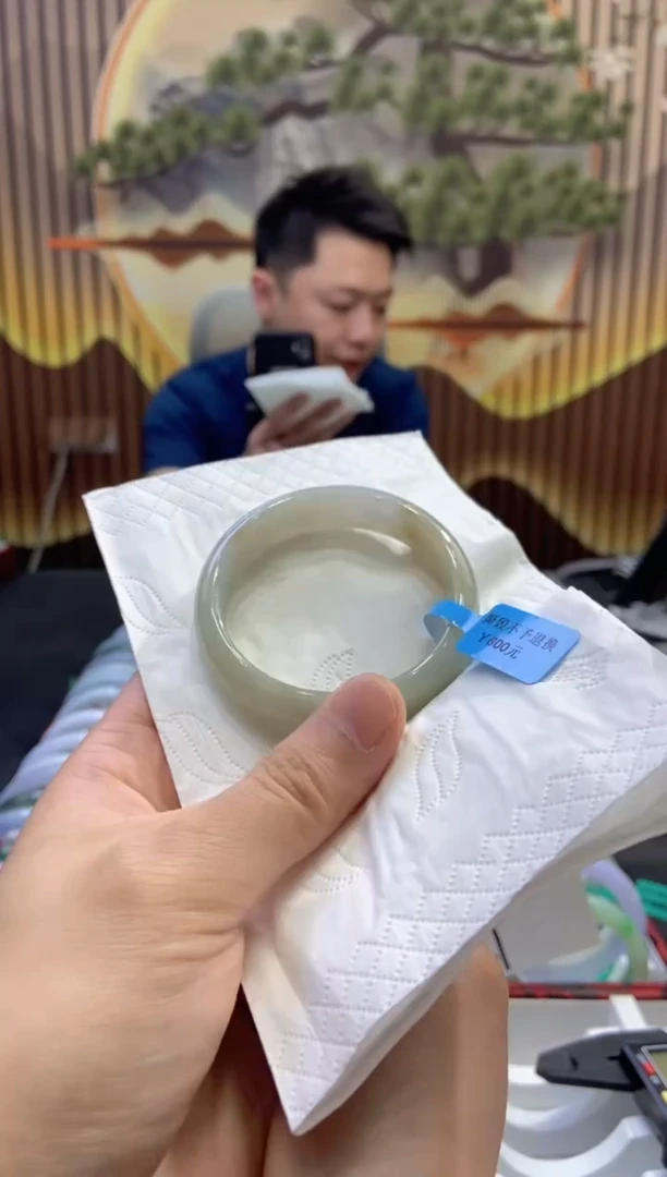 翡翠手镯未镶嵌多人05716