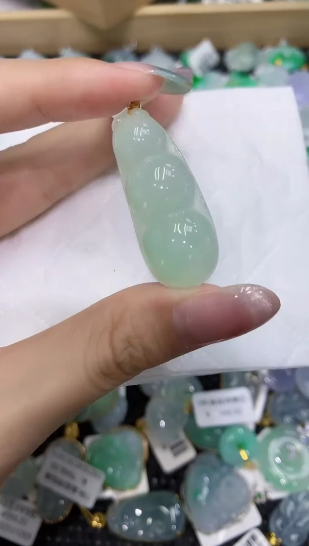 翡翠18K金镶嵌颈饰111111111111