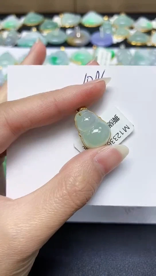 翡翠18K金镶嵌颈饰 天然翡翠A货