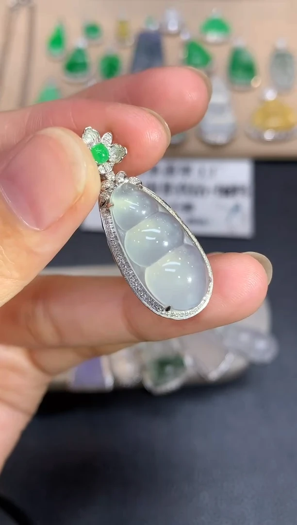 颈饰18K金镶嵌翡翠福豆【无服务费