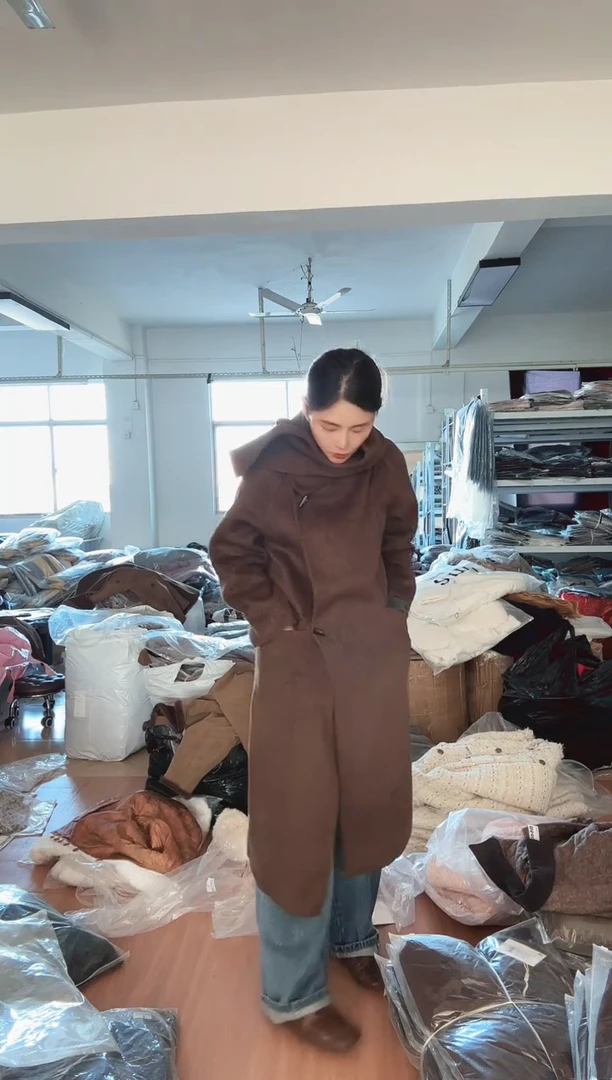 658 带戴围巾毛呢外套