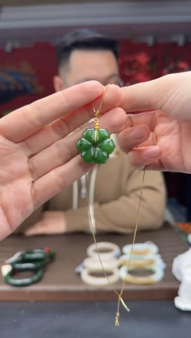 颈饰未镶嵌和田玉碧玉花吊坠