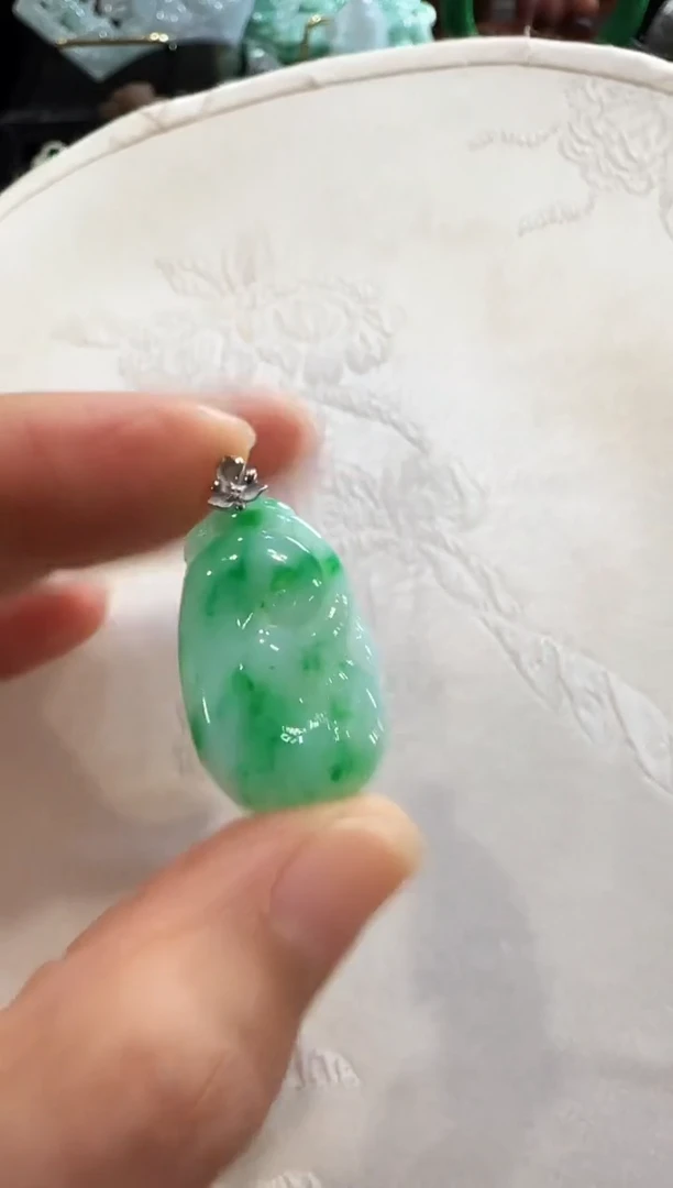 颈饰18K金镶嵌翡翠国风