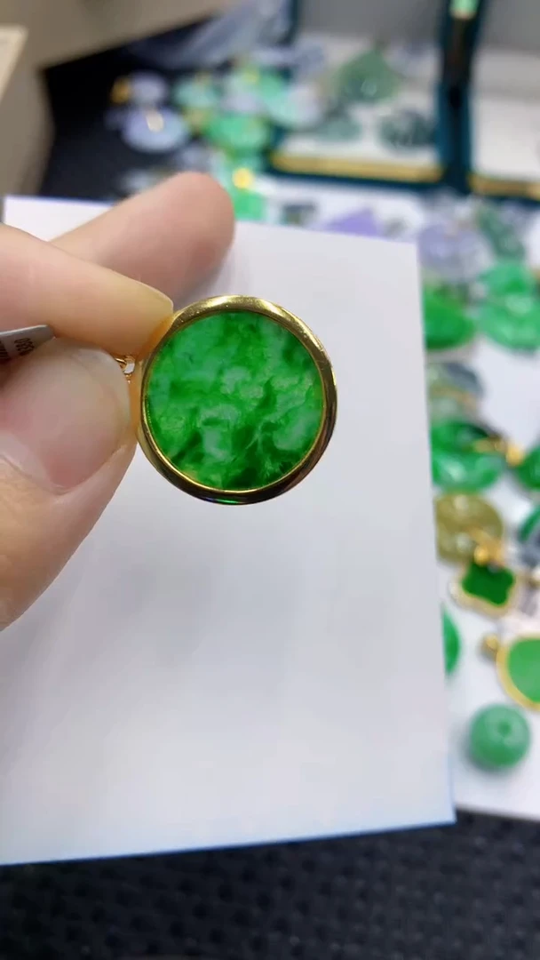 翡翠未镶嵌颈饰             8