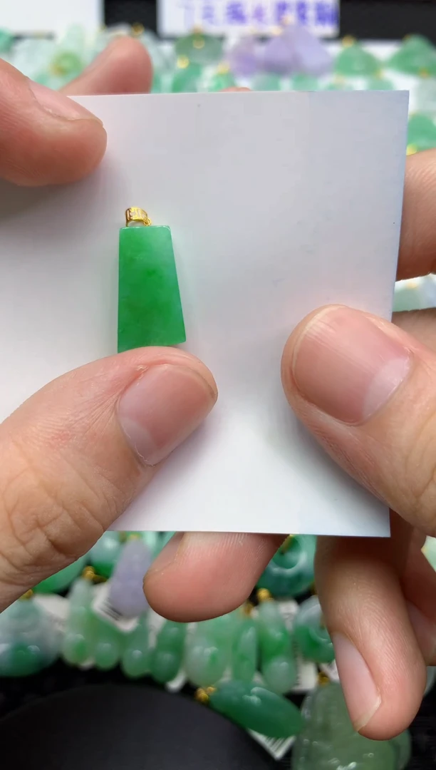 翡翠18K金镶嵌颈饰111111111