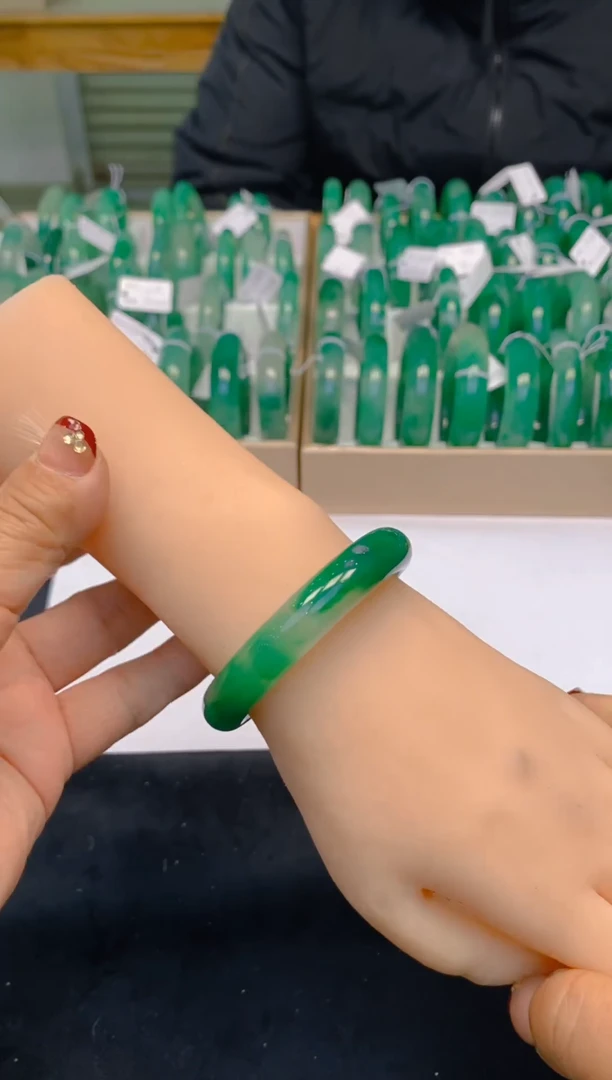 【闪购商品】石英质玉手镯未镶嵌冰美人非洲翠A货