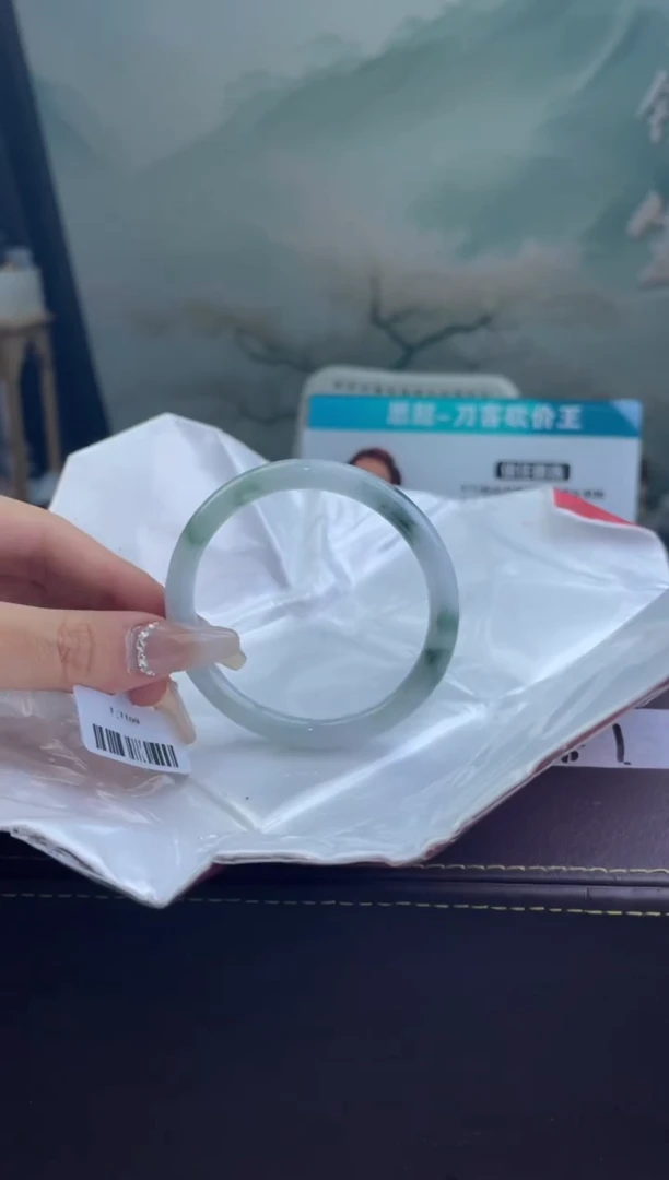 翡翠手镯未镶嵌2