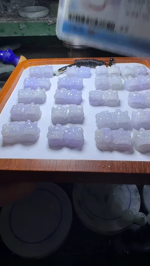 翡翠未镶嵌颈饰貔貅多样性发一件