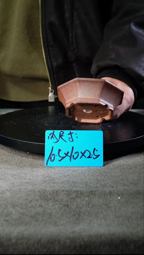 A宜兴紫砂小花盆