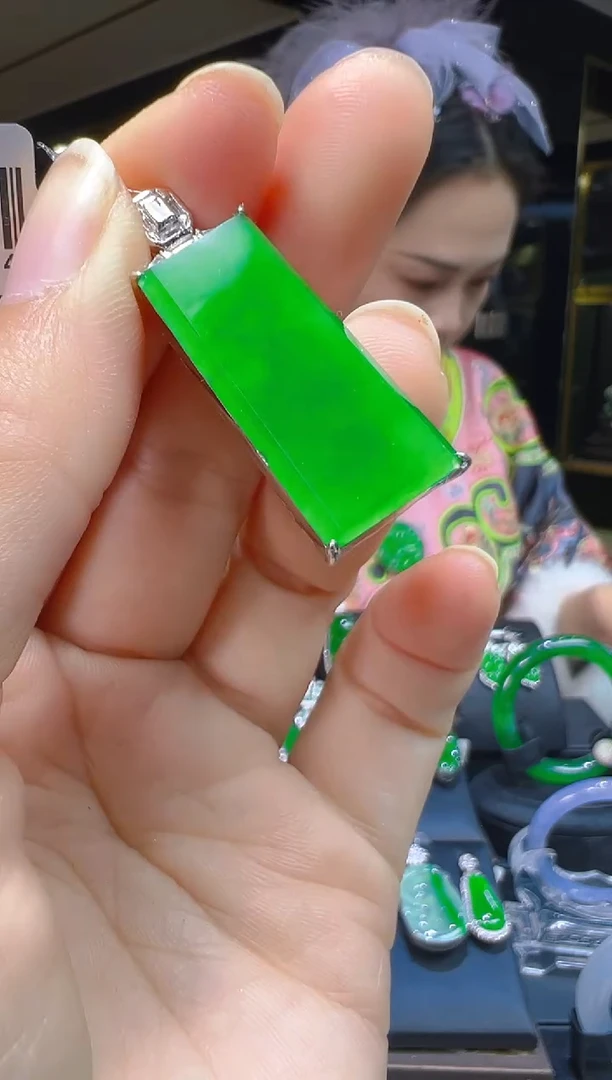 吊坠(赠链)银S925镶嵌翡翠046(多样性发货发其一)