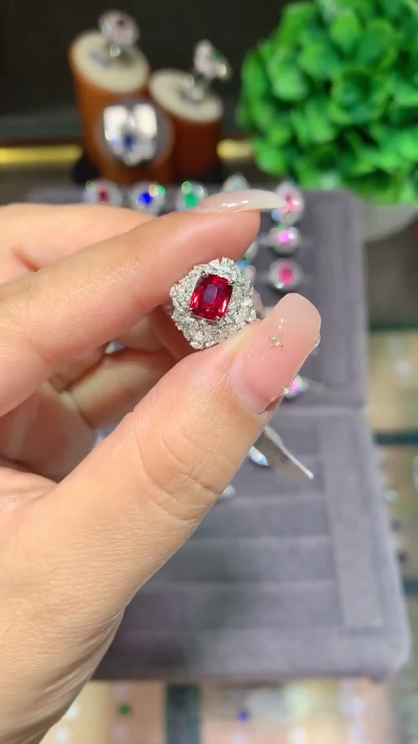 18K金镶嵌戒指红宝石1.53CT