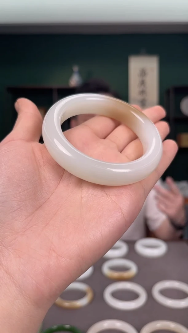 未镶嵌手镯和田玉一个圈口：56-57mm