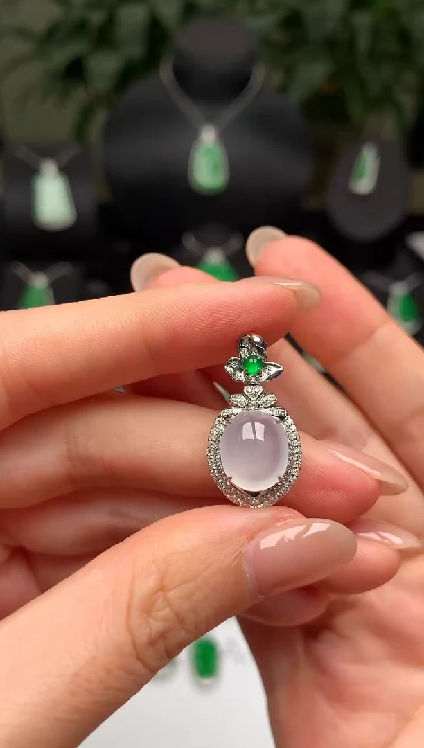 颈饰18K金镶嵌翡翠冰蛋