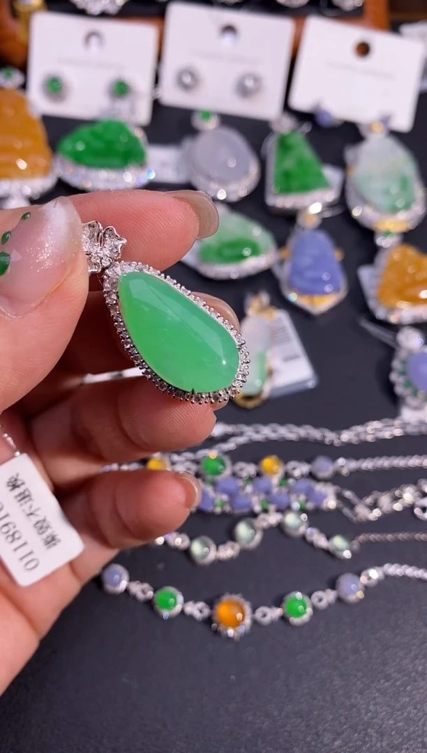 【闪购商品】翡翠吊坠(不含链)18K金镶嵌吊坠