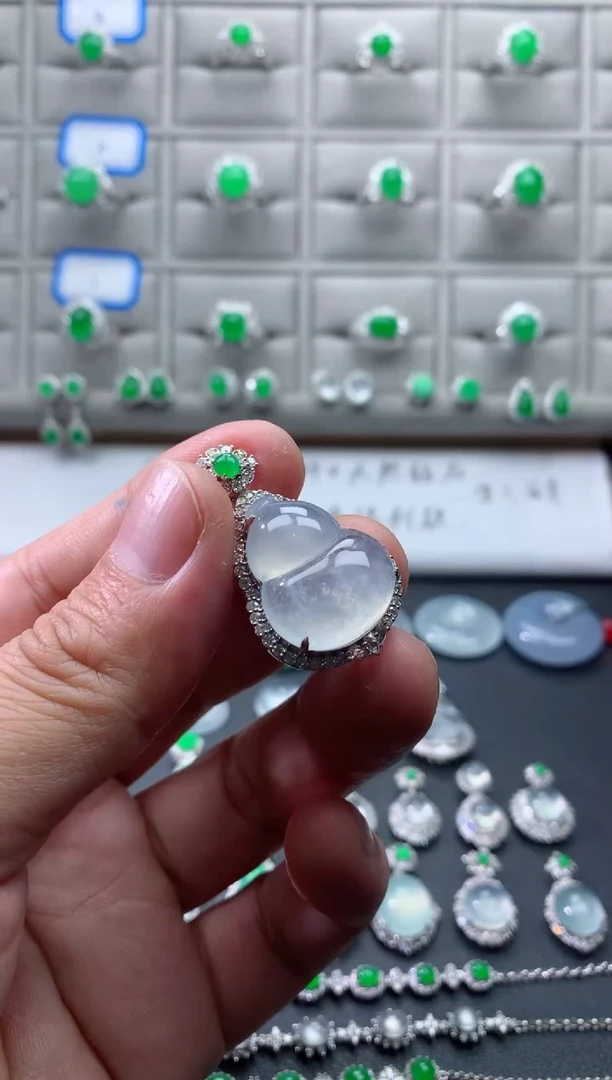 颈饰18K金镶嵌翡翠18K翡翠伴钻