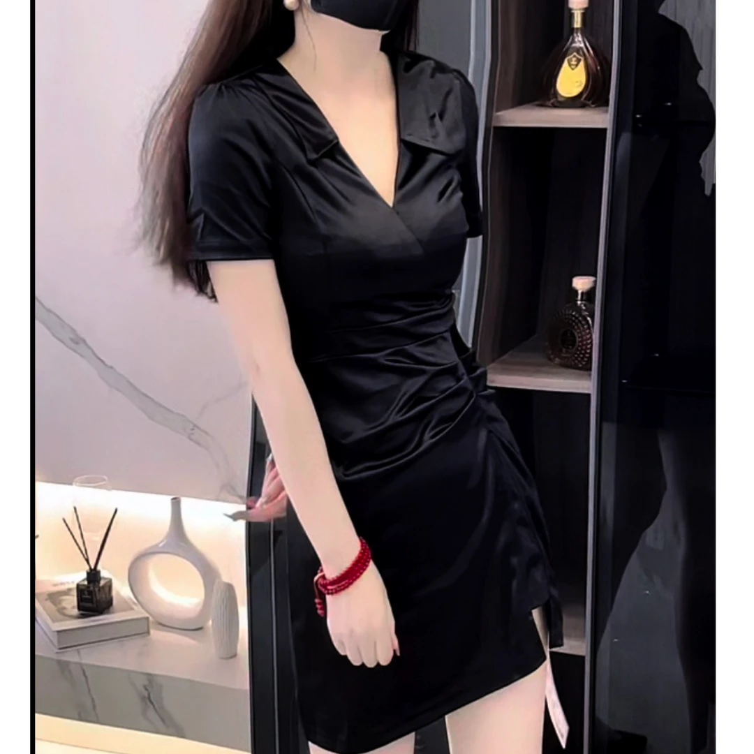 新款时尚修身显瘦百搭小黑裙性感名媛气质开叉短裙夏季V领聚酯纤