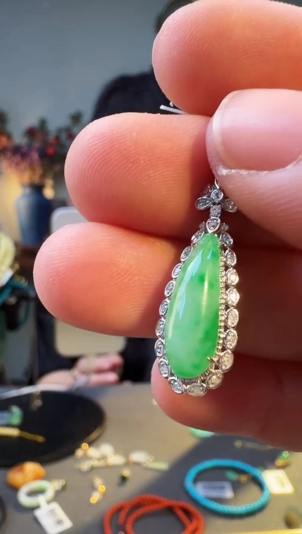 颈饰18K金镶嵌翡翠吊坠