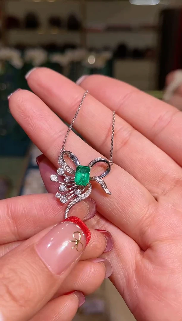 【闪购商品】祖母绿颈饰18K金镶嵌1.1ct蝴蝶结祖母绿一体链