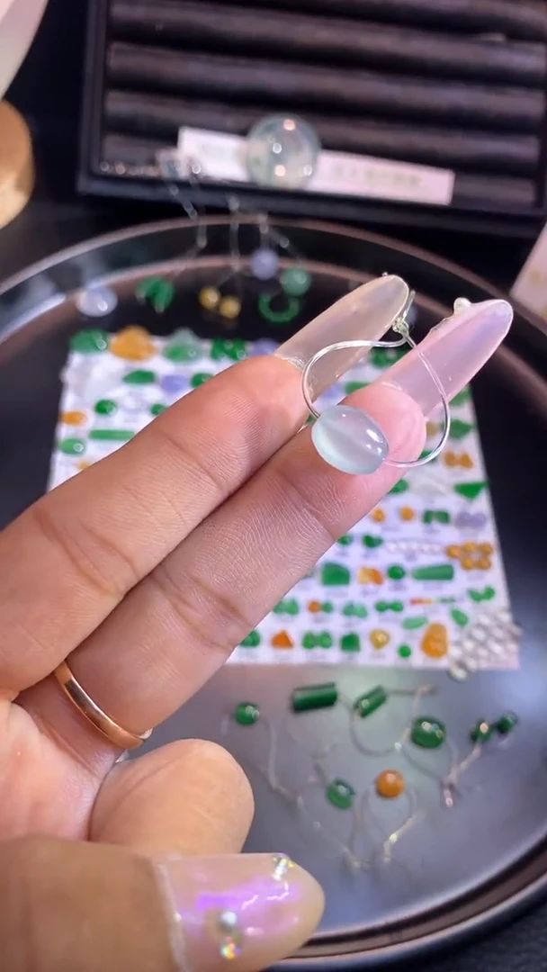 翡翠挂件未镶嵌珠子