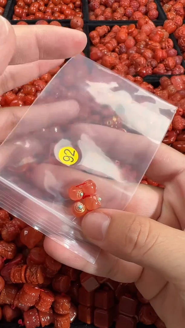 南红玛瑙未镶嵌颈饰1