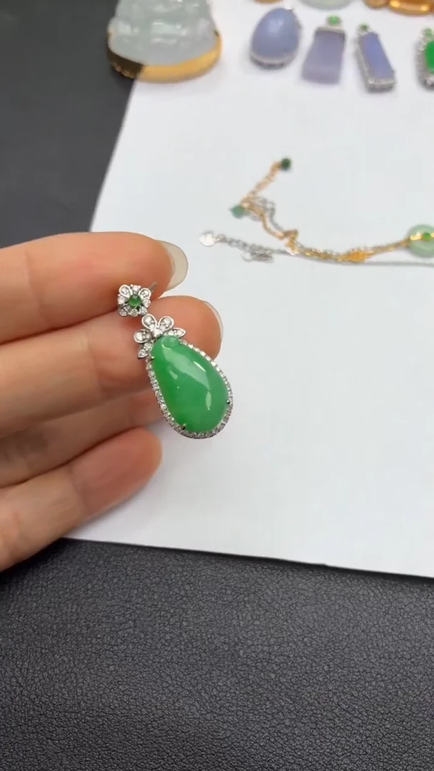 颈饰18K金镶嵌翡翠天然翡翠A货