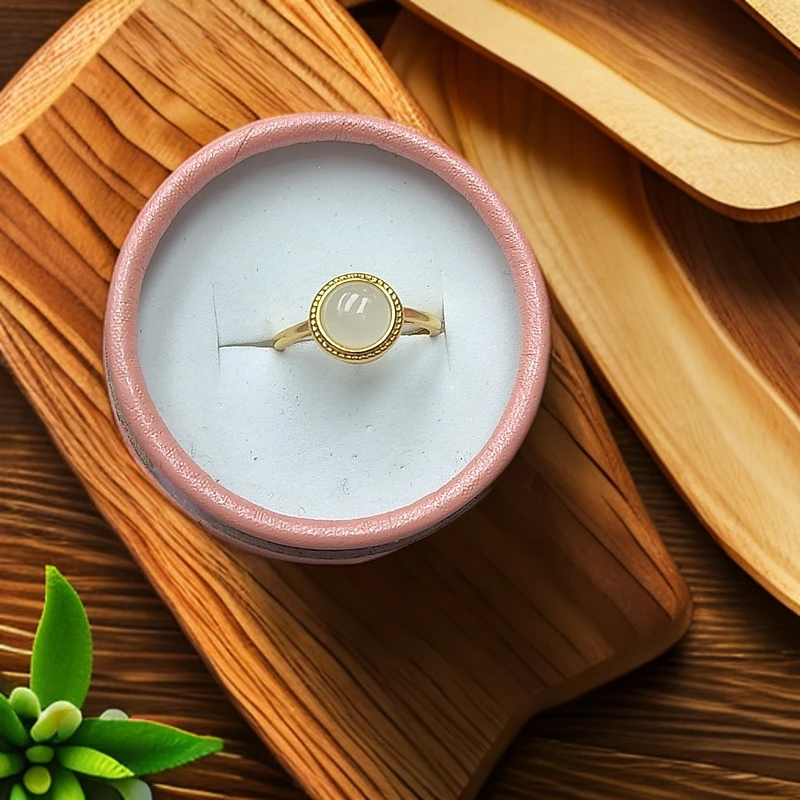 精品和田玉牛奶白蛋面戒指