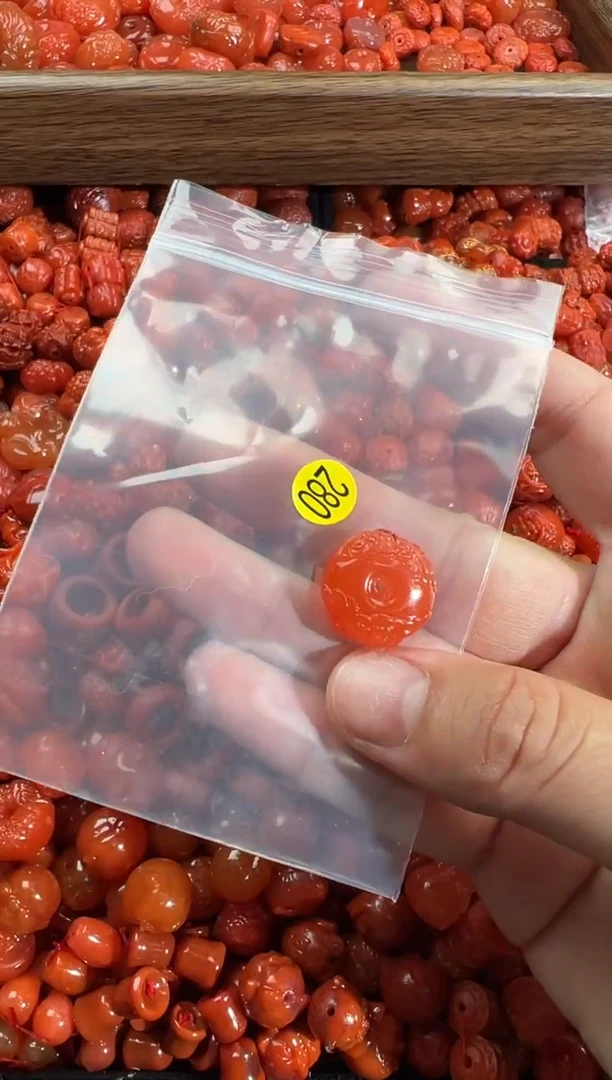 南红玛瑙未镶嵌颈饰1