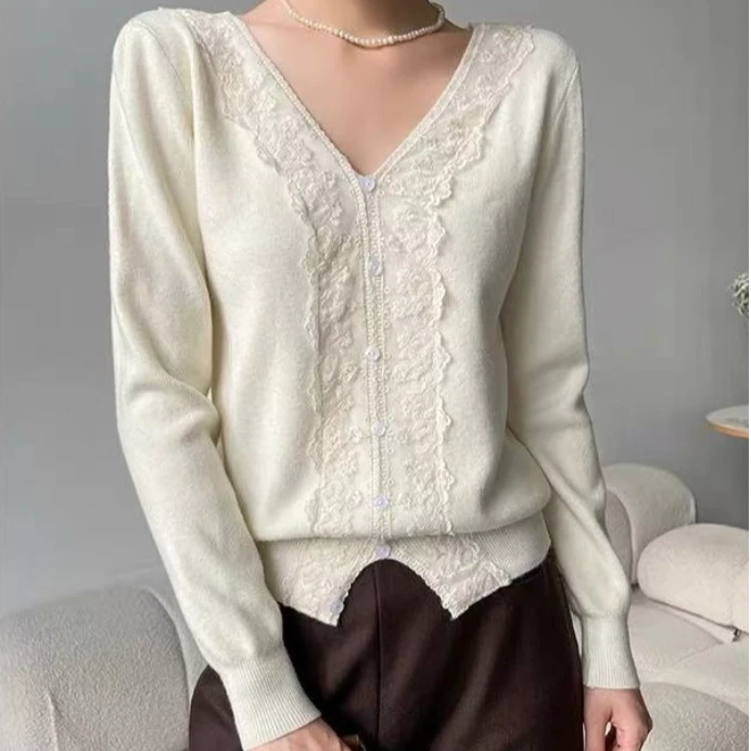 V领蕾丝拼接针织开衫女2025春季新款气质温柔风短款别致毛衣B205
