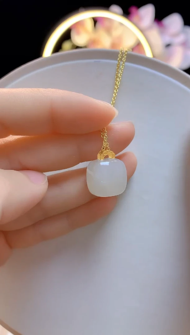 和田玉18K金镶嵌吊坠(赠链)小方糖