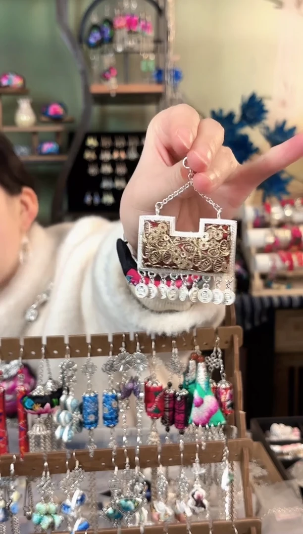 彩云南阁非遗老绣苗银饰品537