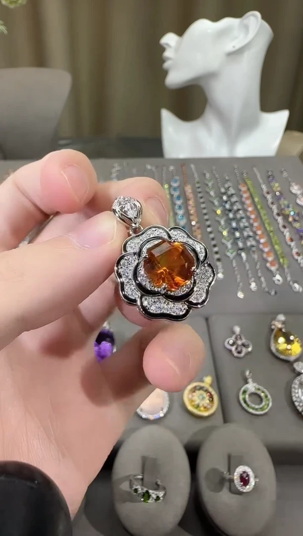 颈饰银S925镶嵌黄晶10mm手捧花吊坠设计款