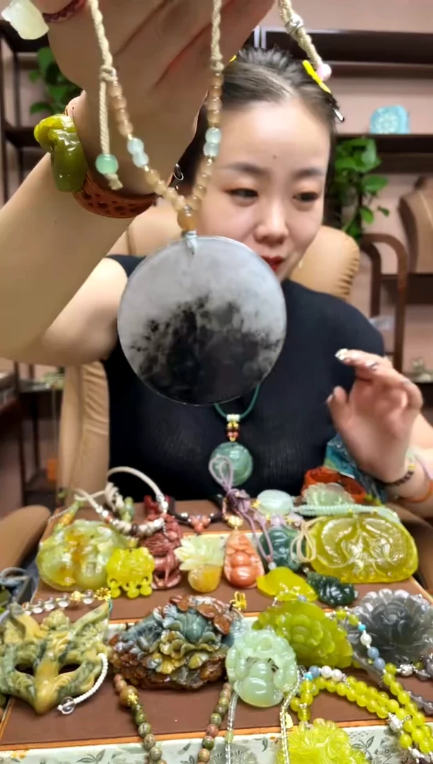 未镶嵌岫玉颈饰·
