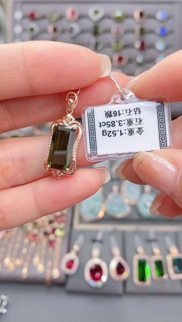 颈饰18K金镶嵌碧玺3.85
