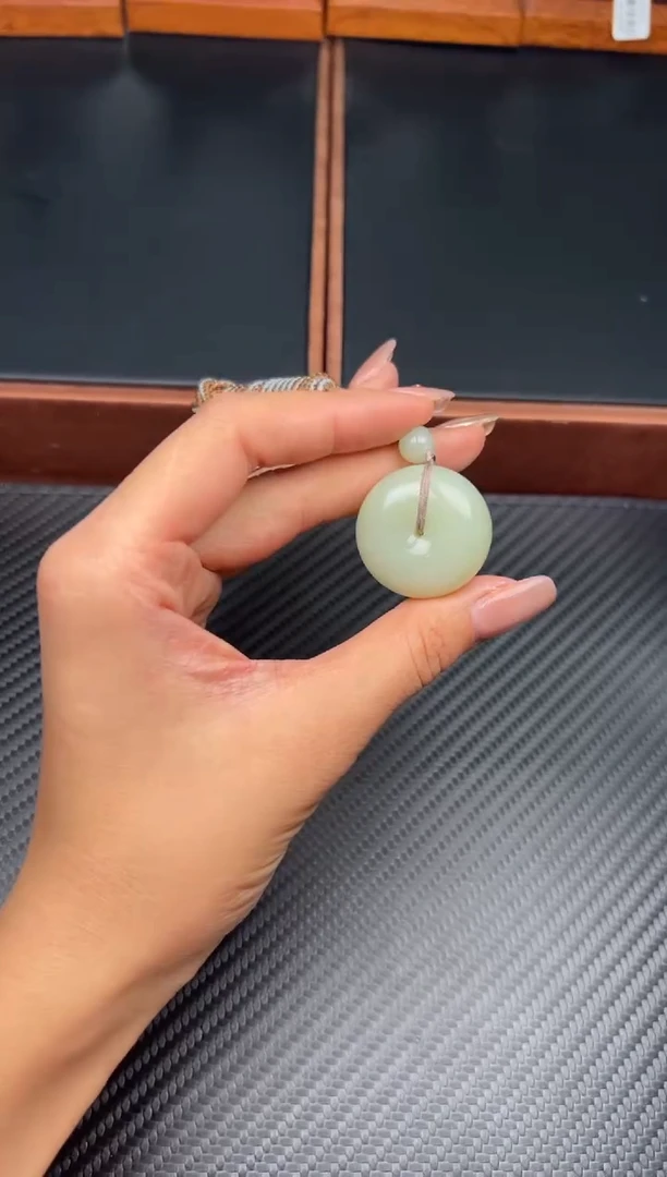 吊坠(赠链)未镶嵌和田玉且末微色差迪克兰二细平安扣M