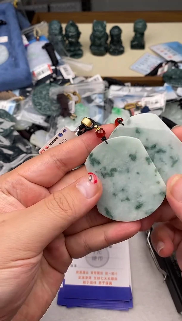 翡翠未镶嵌颈饰多样性发其一