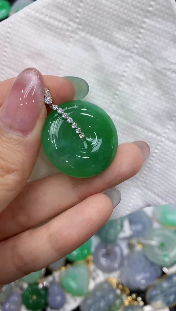 翡翠18K金镶嵌颈饰111111111111