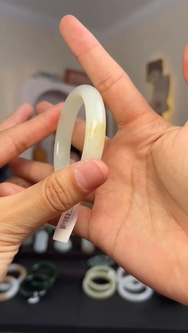 颈饰未镶嵌和田玉沐*贵妃镯