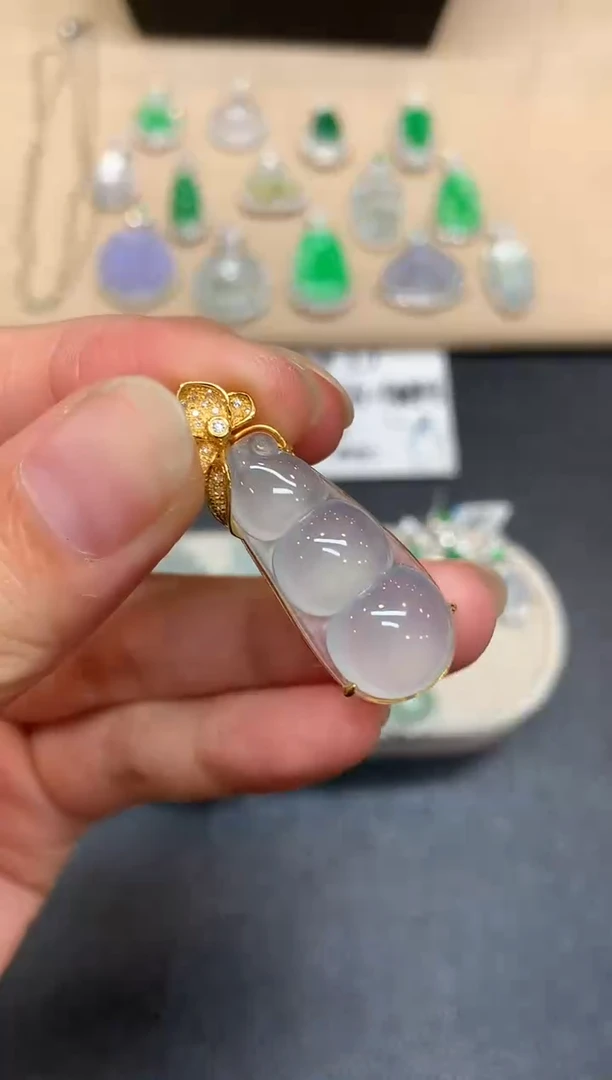 颈饰18K金镶嵌翡翠福豆【无服务费